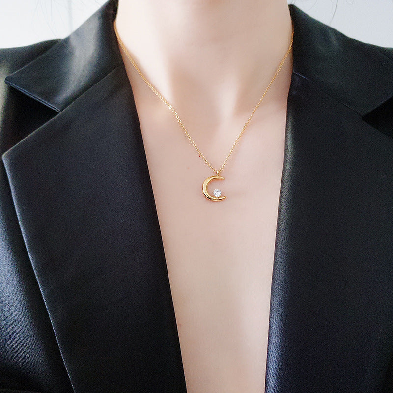 Moon inlaid zircon necklace