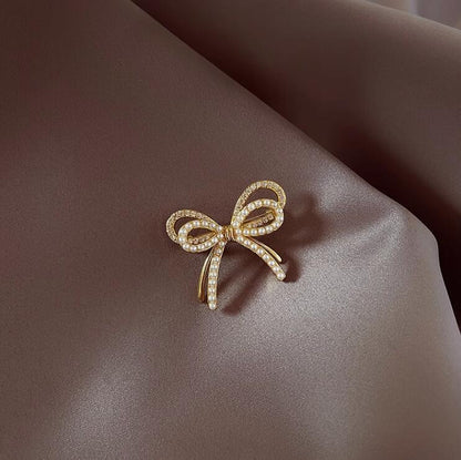 Bow pearl brooch