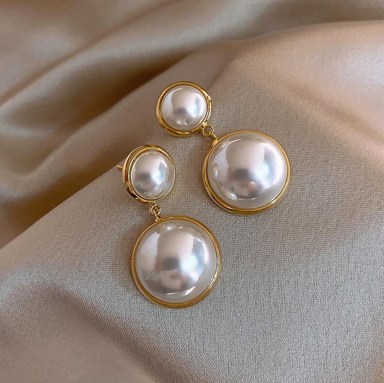 925 silver needle imitation pearl earrings.