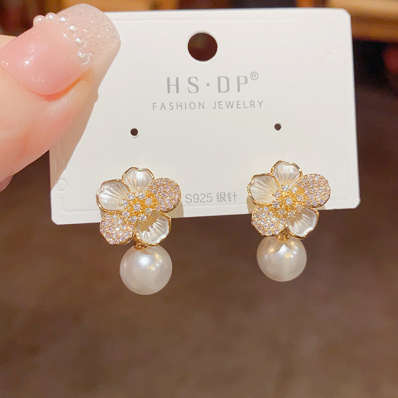 Pendientes con forma de flor de perla y circonitas goteantes 