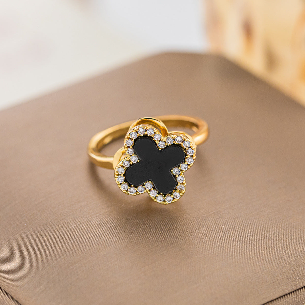 Four-leaf clover rotatable ring