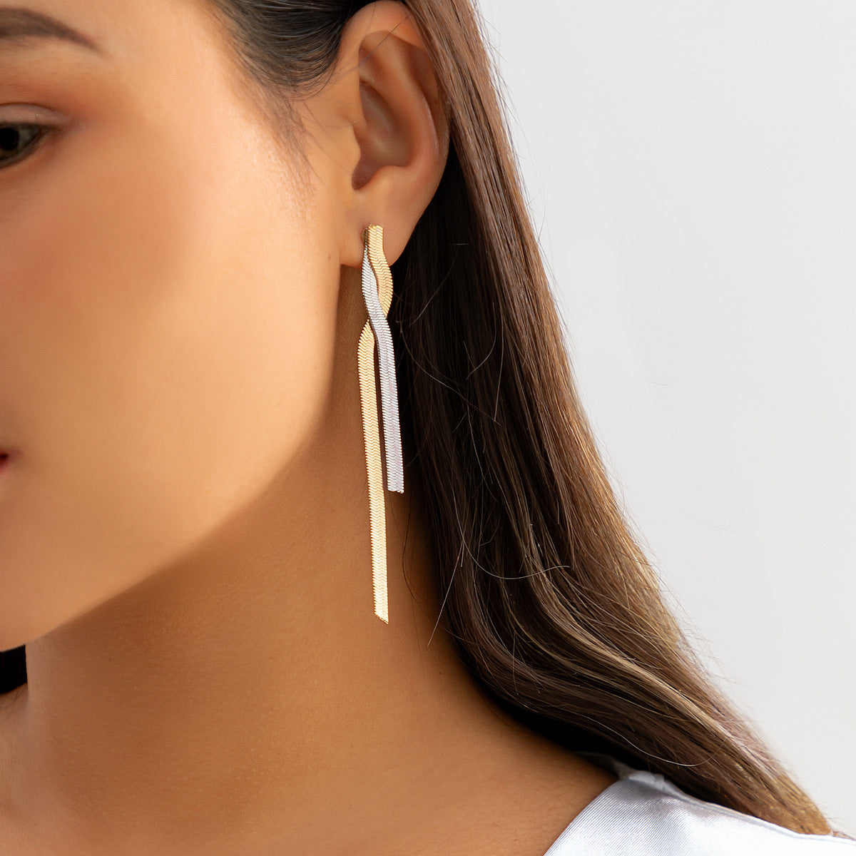 Snake bone line metal niche stud earrings