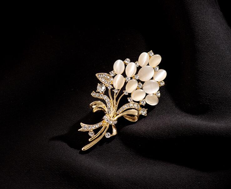 Flower opal brooch exquisite