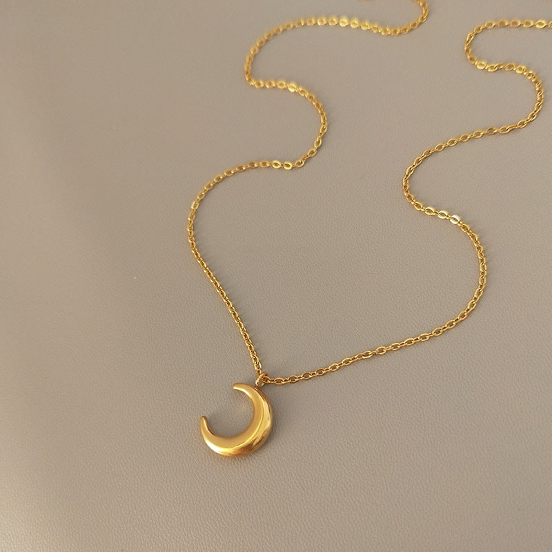 Three-dimensional moon necklace